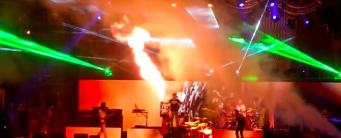 Rammstein stürmen mit Flammenwerfer ein Tool Konzert und fackeln Bühne ab